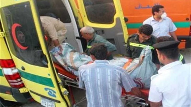 عاطل يصيب شخصين برش