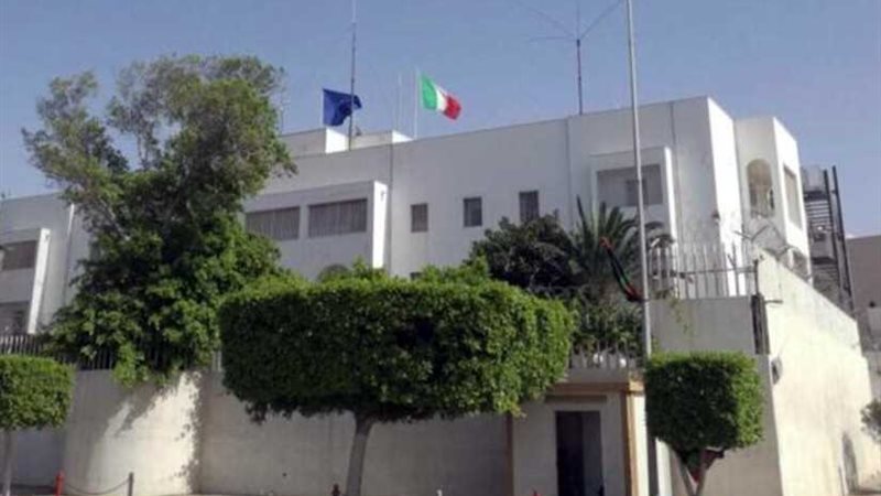 إيطاليا تنفي اعتزامها