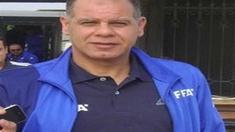 أيمن حافظ يعنف مهاجم