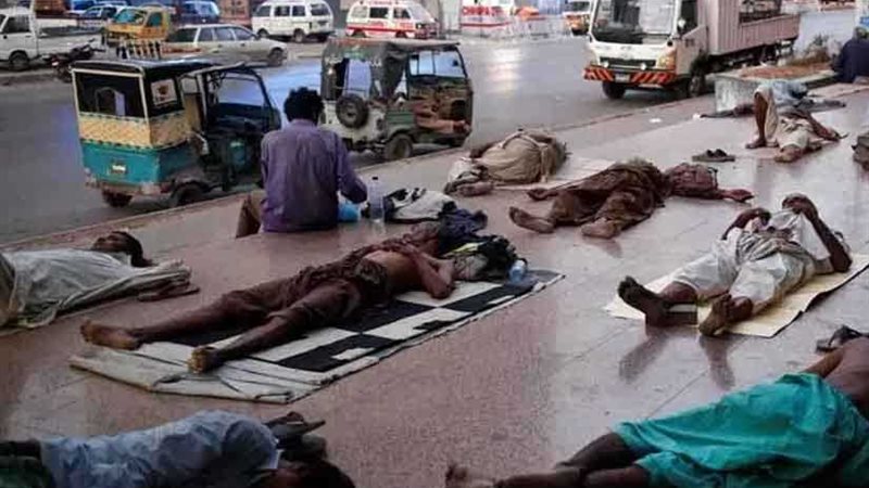 مصرع 65 شخصا في كراتشي