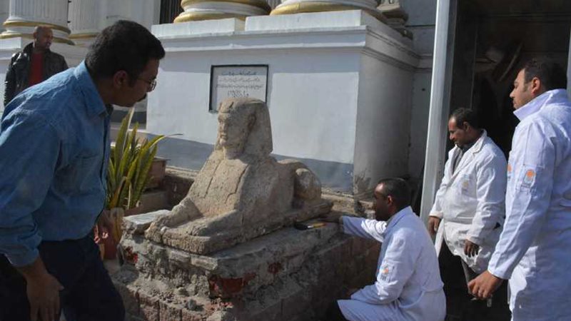 نقل تمثالين أثريين