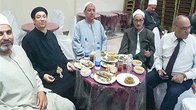 «بنيامين» و«حذيفة» على مائدة الإفطار.. وصموئيل يتبادل الضحكات مع عبدالحميد