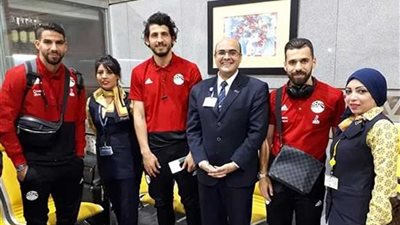مصر للطيران تنقل بعثة المنتخب المصري إلى الكويت..( صور)