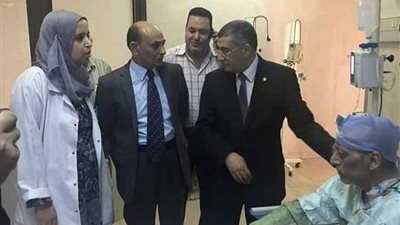مساعد وزير الصحة يطمأن على الحالة الصحة لمدير التأمين الصحي بالدقهلية السابق