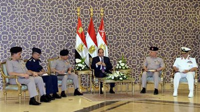 الرئيس السيسي يلتقي عددا من قادة القوات المسلحة بمسجد المشير طنطاوي
