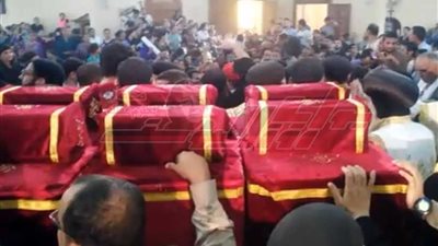 مسيرة حاشدة تنقل رفات شهداء الأنبا صموئيل في المنيا
