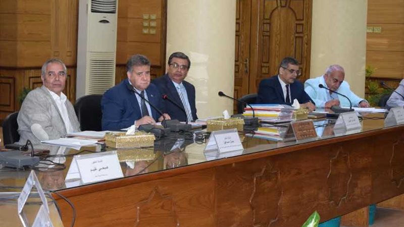 الأزرق والأسود فقط