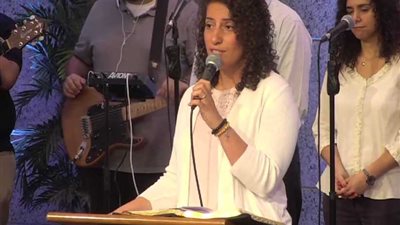 مسيحية تدعو للصلاة من أجل المسلمين الصائمين (فيديو)