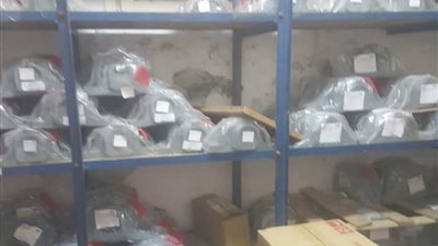 بالصور.. ضبط مخزن قطع غيار مجهولة المصدر في الساحل