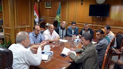 محافظ القليوبية يبحث مع نقيب جامعي القمامة حل الأزمة بالمدن