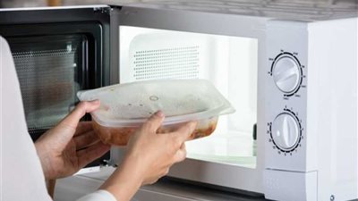 دراسة: استخدام الأواني البلاستيكية في الميكروويف يسبب السرطان