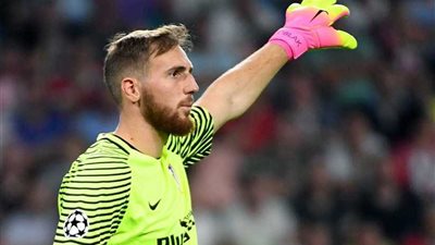 ليفربول يسعى لضم حارس أتلتيكو مدريد بعد الأداء الكارثي لـ