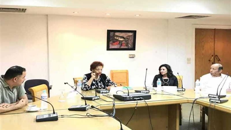 مثقفين يناقشون الأدب