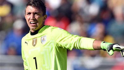 فيرناندو موسليرا يحرس مرمى أوروجواي في كأس العالم