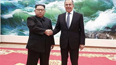 وزير الخارجية الروسي يهدي زعيم كوريا الشمالية هدية غير تقليدية.. تعرف عليها (فيديو)