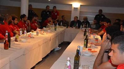 ابوريدة يجتمع باللاعبين والجهاز الفنى للمنتخب