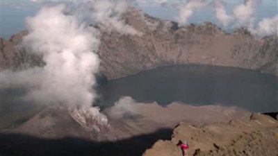 بركان جبل ميرابي الإندونيسي يطلق عمودا من الرماد بارتفاع 6 كيلومترات