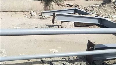 بعد أيام من تركيبه.. سقوط حاجز النقل الثقيل بكوبرى سرياقوس بالخانكة