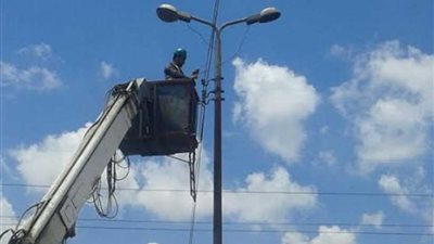 صيانة أعمدة الإنارة بالطريق الزراعى بكفر الدوار ..
