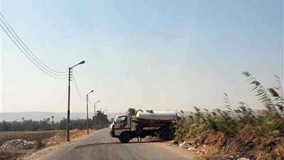 سيارات الكسح تفرغ حمولاتها في ترع ومصارف أسيوط