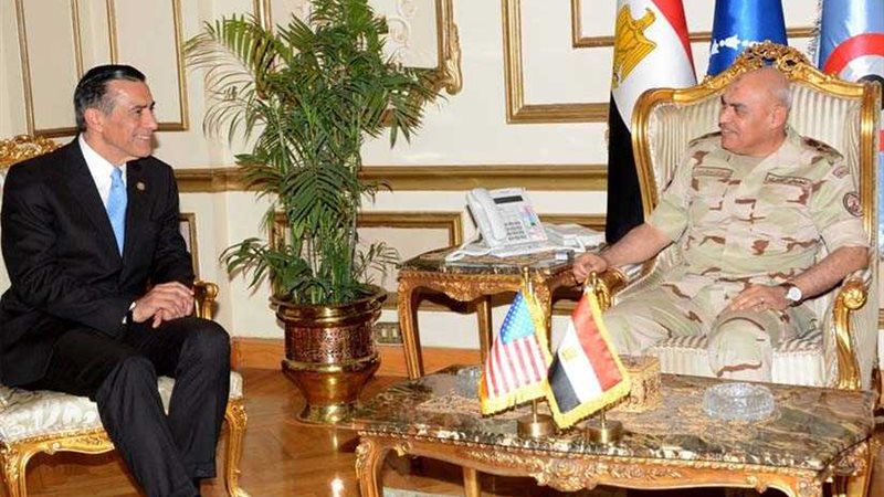 وزير الدفاع يناقش