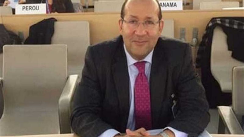 السفير المصري يصلي