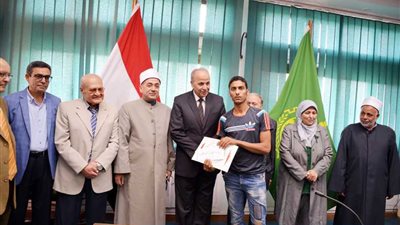 محافظ القليوبية يكرم حفظة القرآن الكريم بالنجاة الخيرية