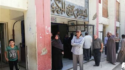 رئيس أبوتيج يطمئن على طالبة فقدت الوعي في امتحانات الثانوية