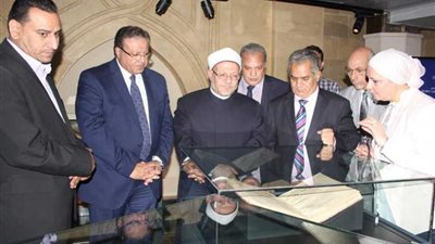 دار الكتب تهدي درعها لمفتي الجمهورية.. صور