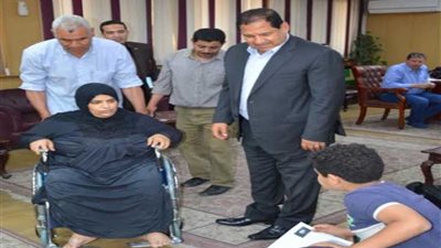 محافظ الغربية يخصص شقة سكنية وكرسى متحرك لمعاقة بـ