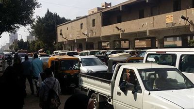 موقف سيارات النقل العشوائى أمام محطة مترو ساقية مكي يتحدى الحكومة