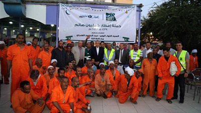 محافظ قنا يفطر مع عمال 