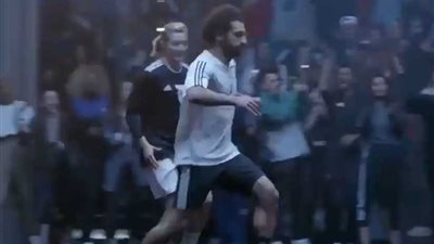 فيديو .. محمد صلاح التقى ميسى وزين الدين زيدان