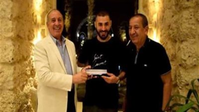 محافظ البحر الأحمر يهدى مفتاح الغردقة لكريم بنزيما