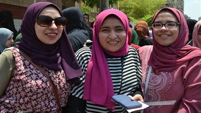 فرحة بين طلاب الثانوية العامة بالدقهلية بسبب الاقتصاد والإحصاء.. 