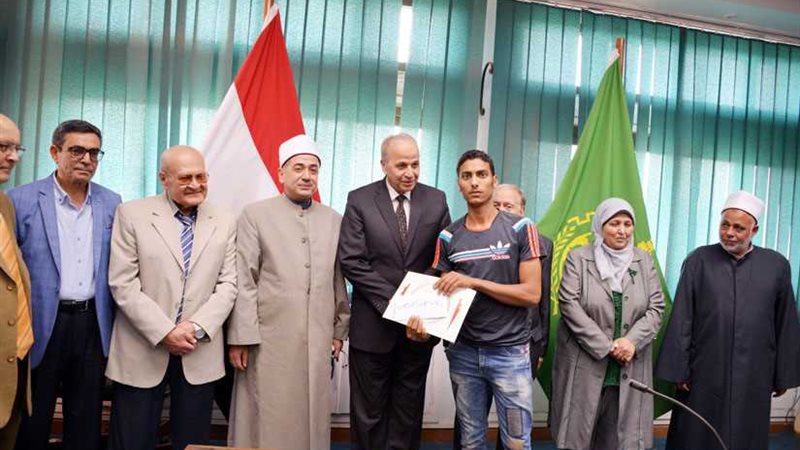 محافظ القليوبية يكرم