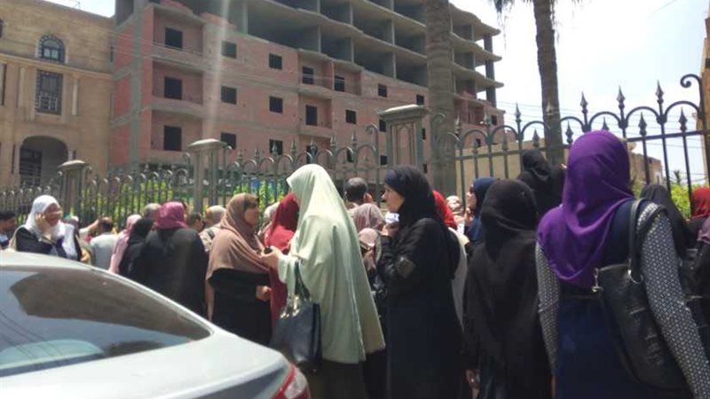 ضبط طالب قام بتصوير