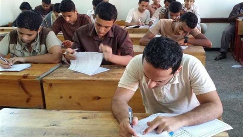 12 طالبًا يؤدون امتحانات