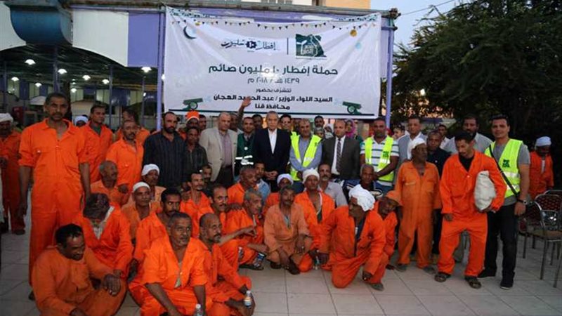 محافظ قنا يفطر مع