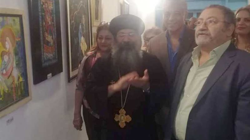 أساقفة وضيوف في معرض