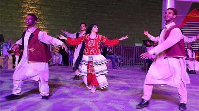 بالصور.. عروض وورش