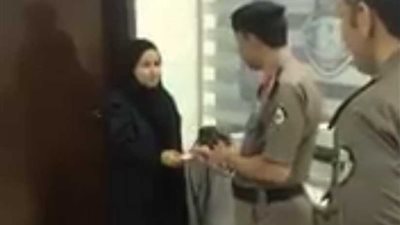 بالفيديو ..تسليم أول رخصة قيادة لأمراة سعودية