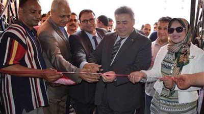 القاضي يفتتح معرض الملابس الثاني بجامعة بنها