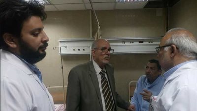 مدير تأمين بني سويف يزور الطاقم الطبي المصاب