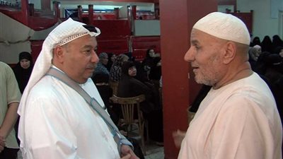 سفير الكويت يوزع مساعدات غذائية على أهالي قرية الكوم الأحمر