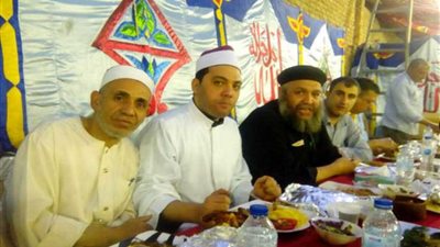 بالصور.. قبطي ينظم حفل إفطار جماعي للمسلمين بشبرا الخيمة