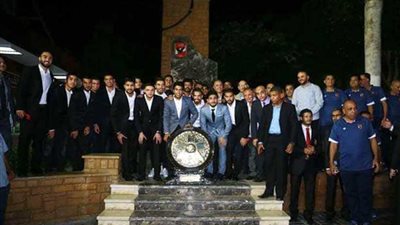 لاعبو الأهلي يحتفلون بدرع الدوري أمام النصب التذكاري للشهداء