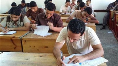 7 طلاب يؤدون امتحان 