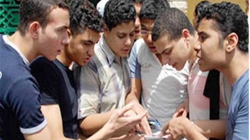 طالب يمزق ورقة اللغة