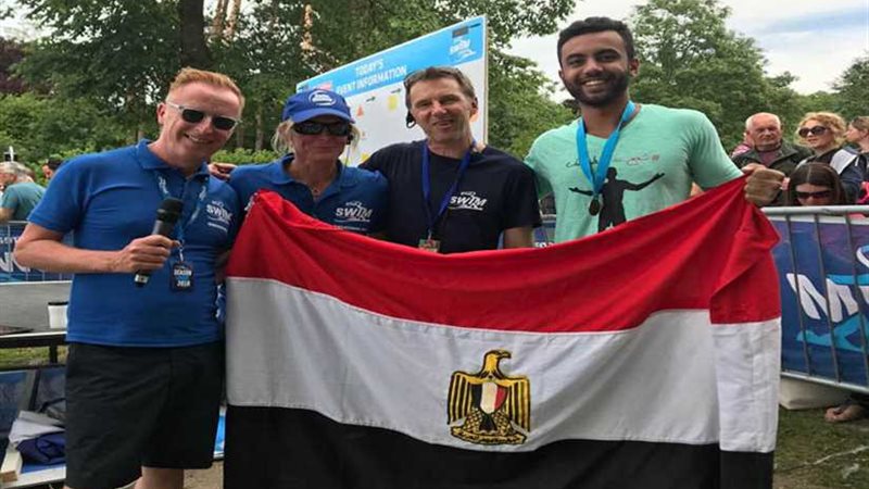 عمر حجازي يرفع علم